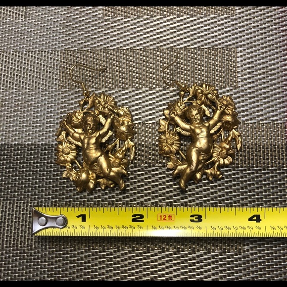 SOLD Vintage Victorian Cherub Dangle Earrings. - Picture 5 of 6